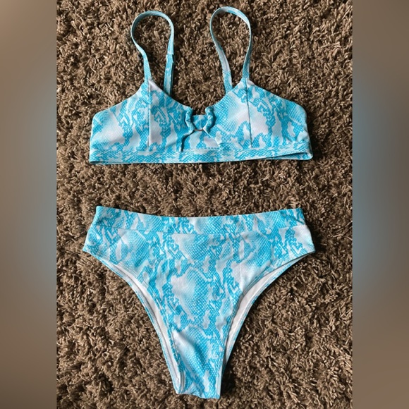 Women’s swimsuit size Large - Picture 2 of 2